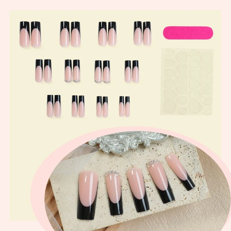 Kunstnagelset mit eleganten französischen Spitzen und Glitzerakzenten Karnz
