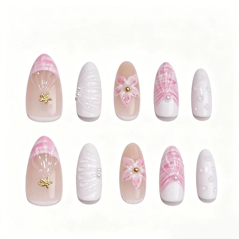 Kunstnagelset mit eleganten floralen Verzierungen und Glitzerakzenten Karnz
