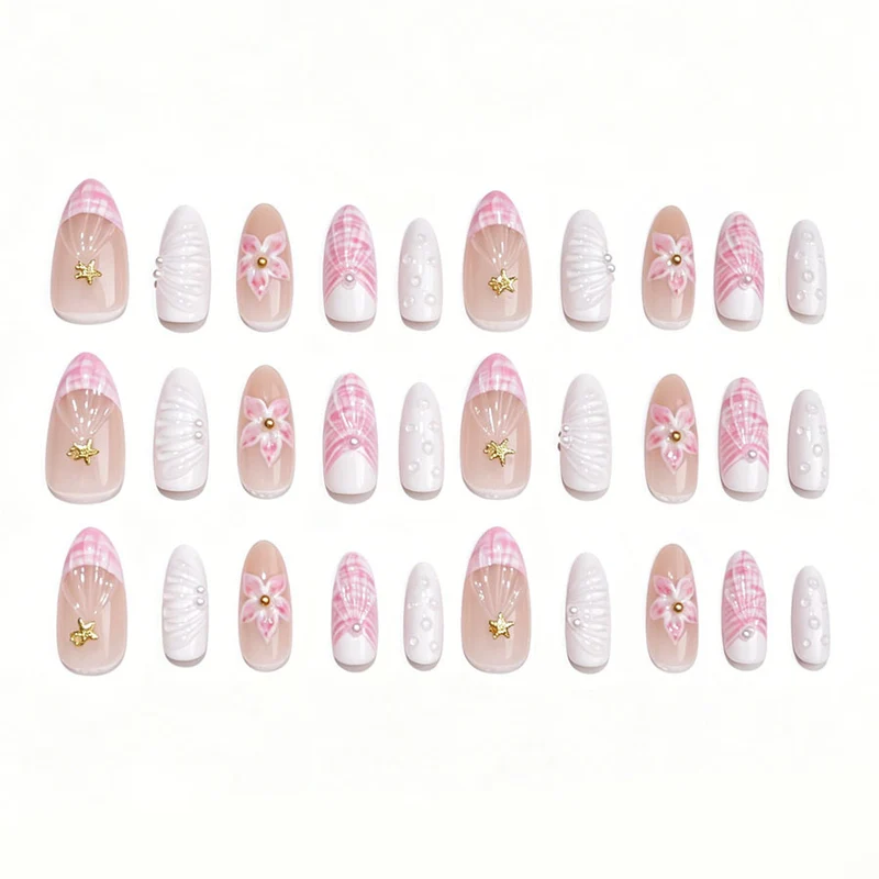 Kunstnagelset mit eleganten floralen Verzierungen und Glitzerakzenten Karnz