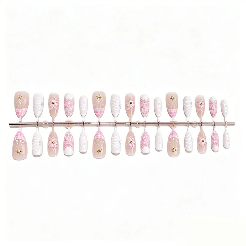 Kunstnagelset mit eleganten floralen Verzierungen und Glitzerakzenten Karnz