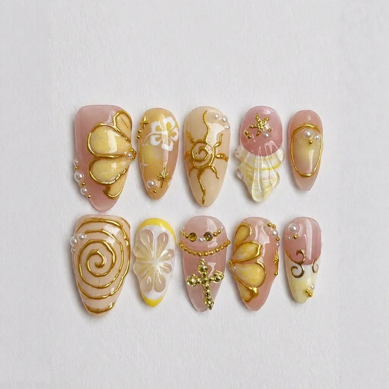 Kunstnagelset mit eleganten floralen Verzierungen Karnz