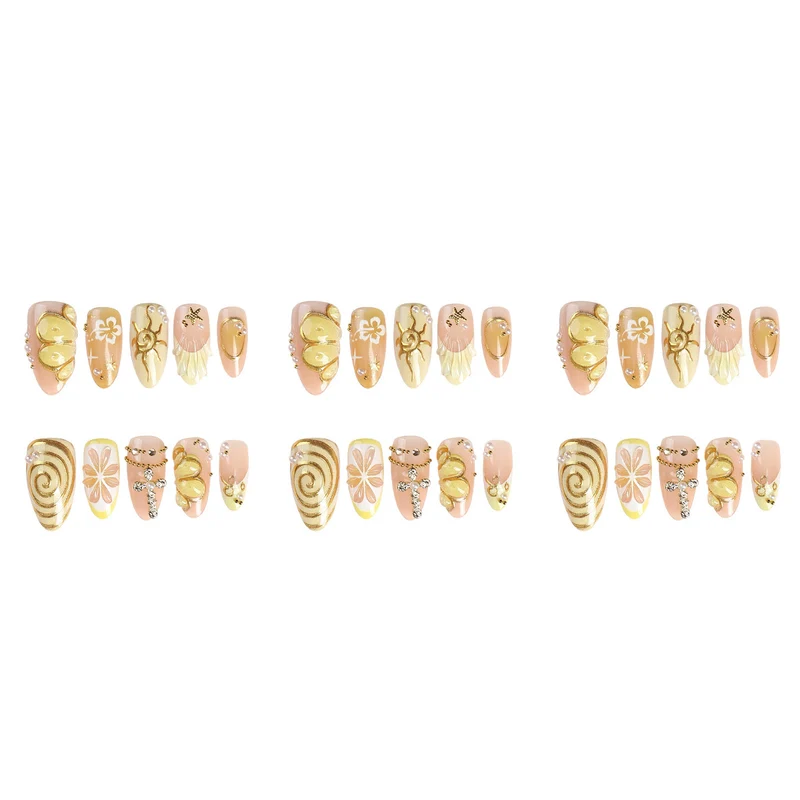 Kunstnagelset mit eleganten floralen Verzierungen Karnz