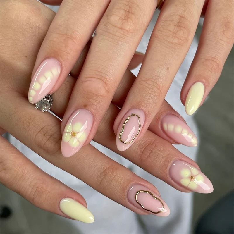 Kunstnagelset mit eleganten floralen Mustern und hochwertigen Verzierungen Karnz
