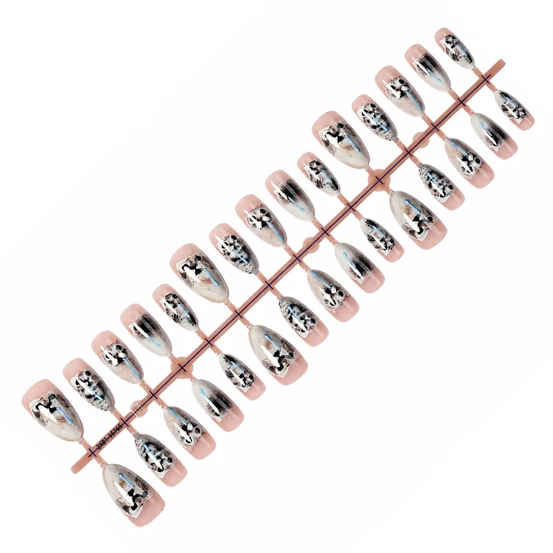 Kunstnagelset mit eleganten floralen Motiven und geplotteten Designs Karnz