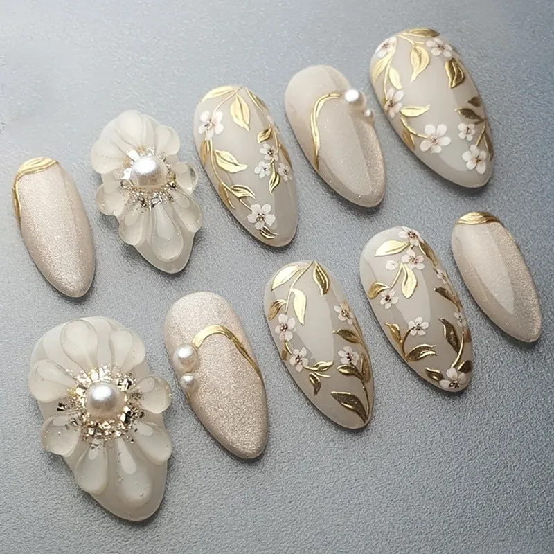 Kunstnagelset mit eleganten floralen Designs und glamourösen Glitzerakzenten Karnz