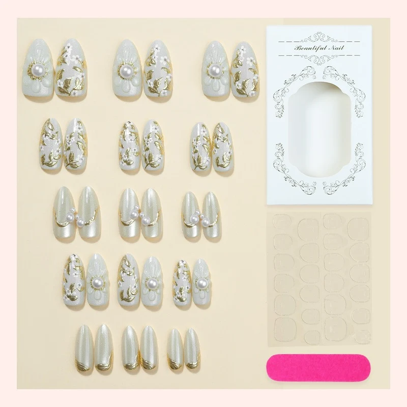Kunstnagelset mit eleganten floralen Designs und glamourösen Glitzerakzenten Karnz