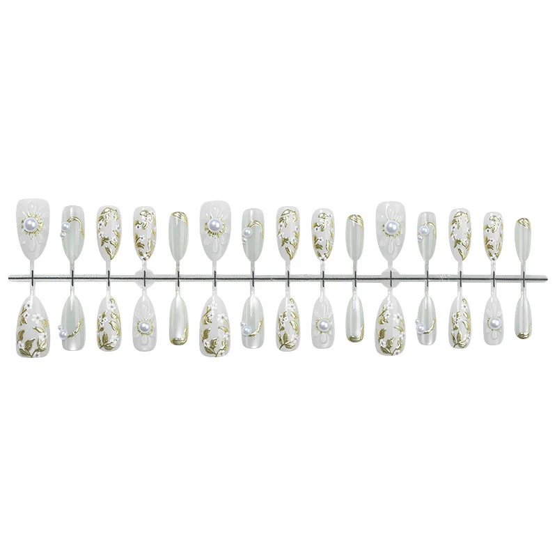 Kunstnagelset mit eleganten floralen Designs und glamourösen Glitzerakzenten Karnz