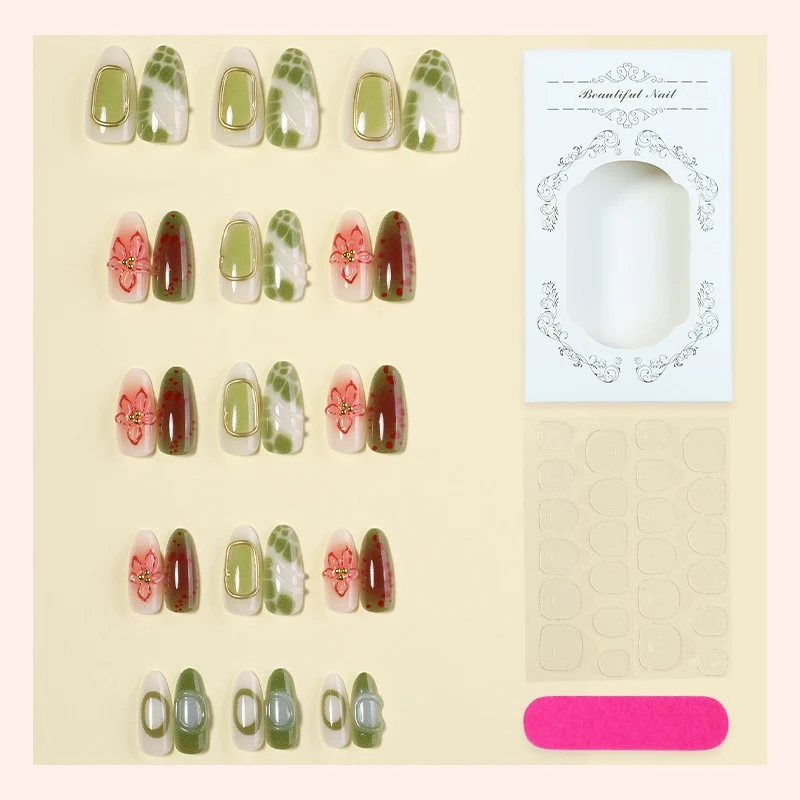 Kunstnagelset mit eleganten floralen Designs und farblichen Akzenten Karnz