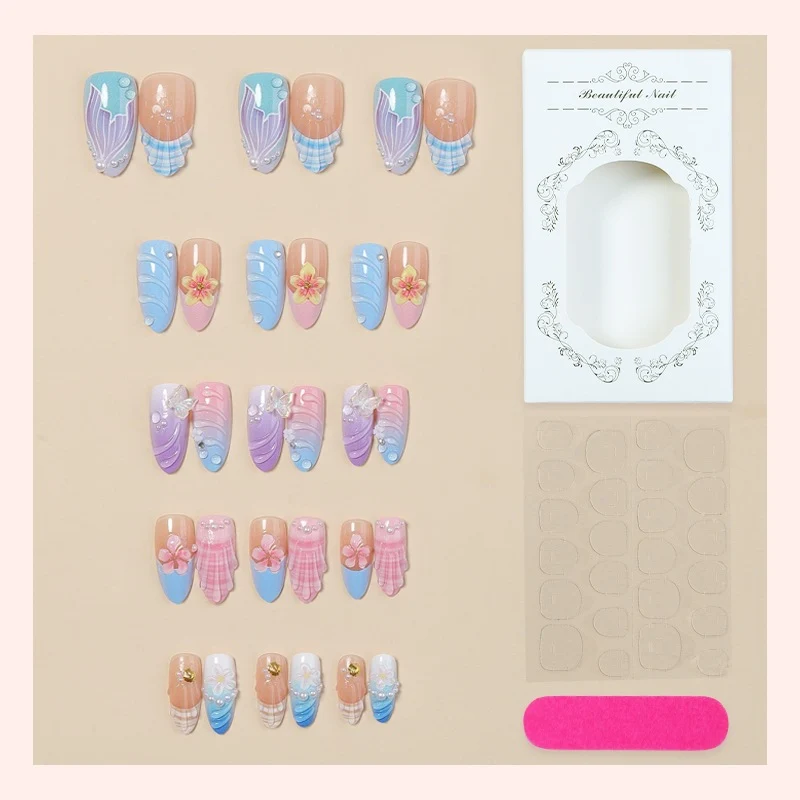 Kunstnagelset mit eleganten floralen Akzenten und kreativen Designs Karnz