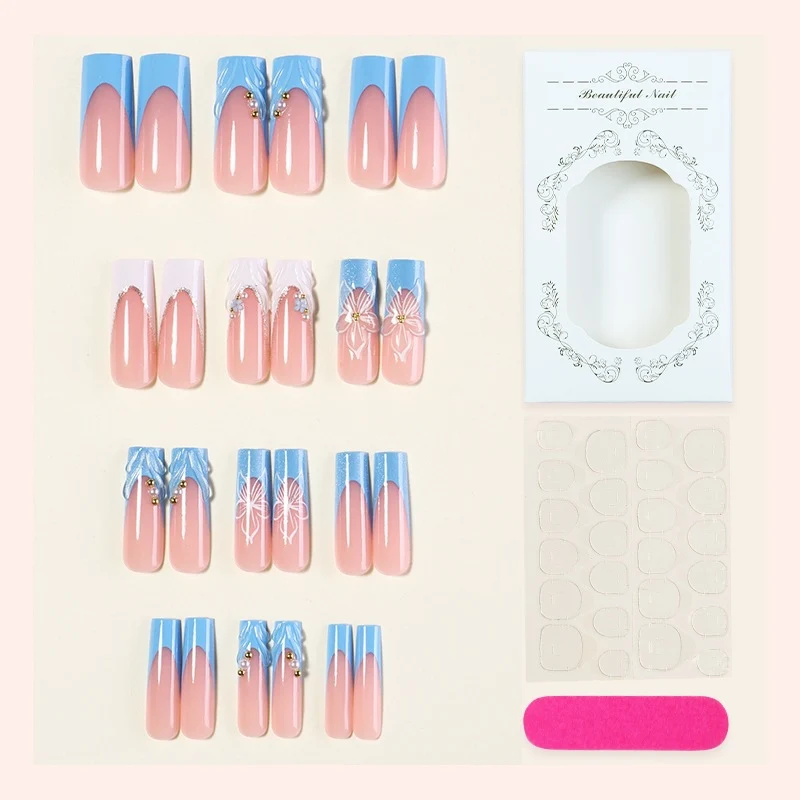 Kunstnagelset mit eleganten floralen Akzenten und Glitzer Karnz