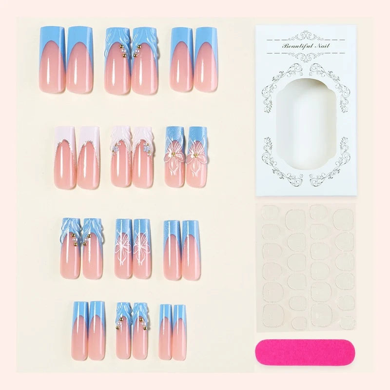 Kunstnagelset mit eleganten floralen Akzenten und Glitzer Karnz