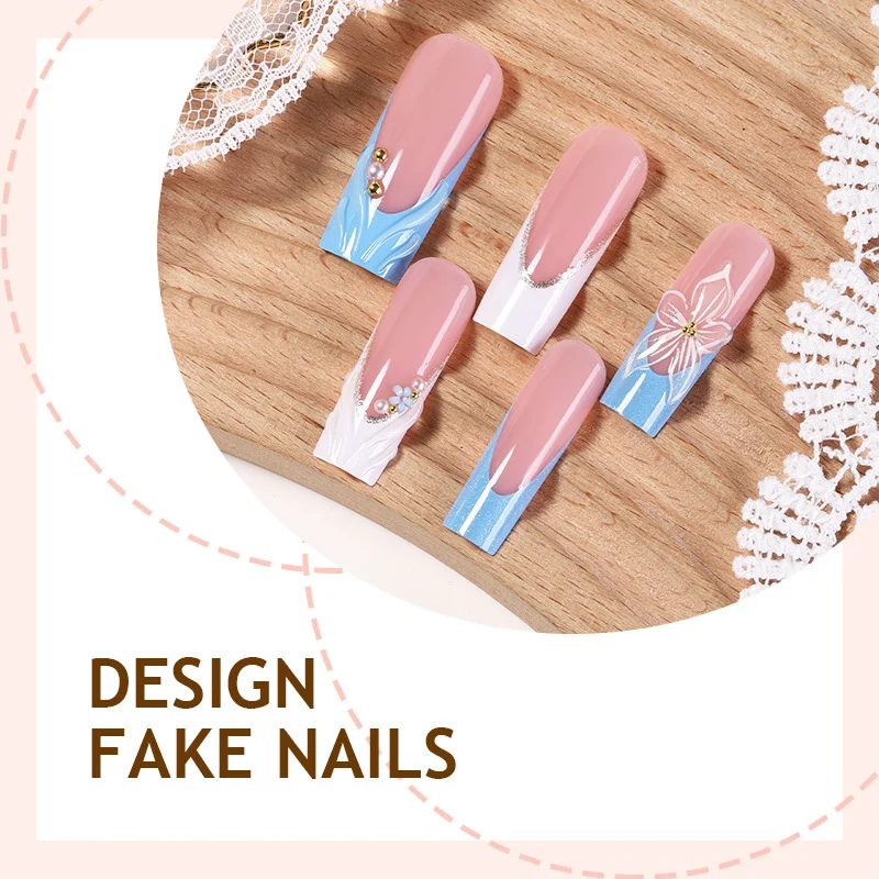 Kunstnagelset mit eleganten floralen Akzenten und Glitzer Karnz
