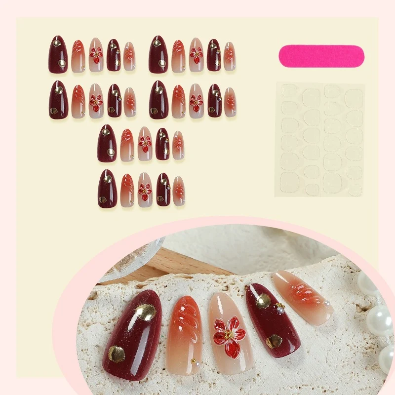 Kunstnagelset mit eleganten floralem Design und schimmernden Akzenten Karnz