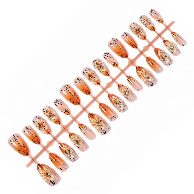 Kunstnagelset mit eleganten floralem Design und raffinierten Glitzerelementen Karnz