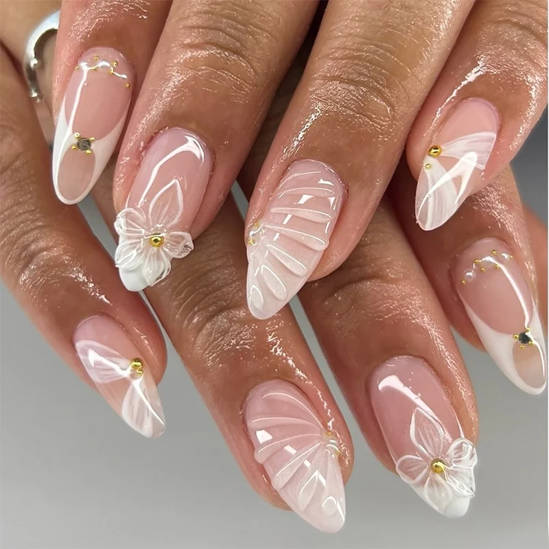 Kunstnagelset mit eleganten floralem Design und luxuriösen Akzenten Karnz