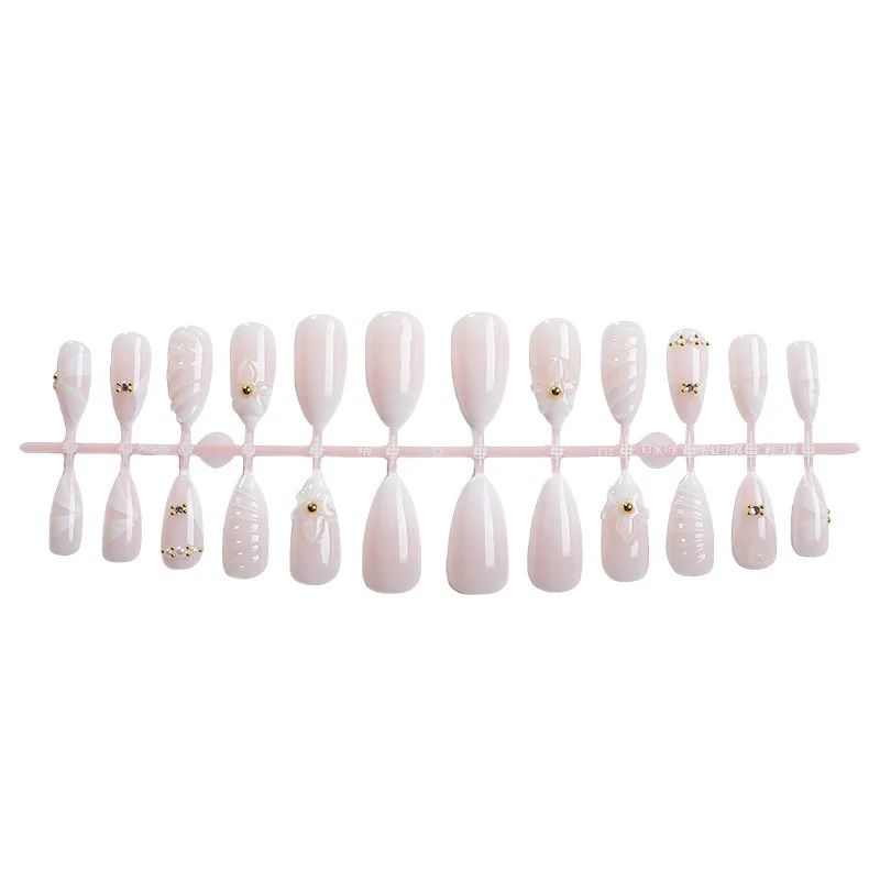 Kunstnagelset mit eleganten floralem Design und luxuriösen Akzenten Karnz
