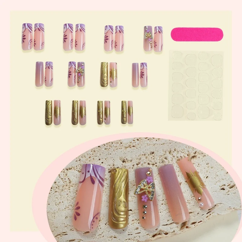 Kunstnagelset mit eleganten floralem Design und Glitzerakzenten Karnz