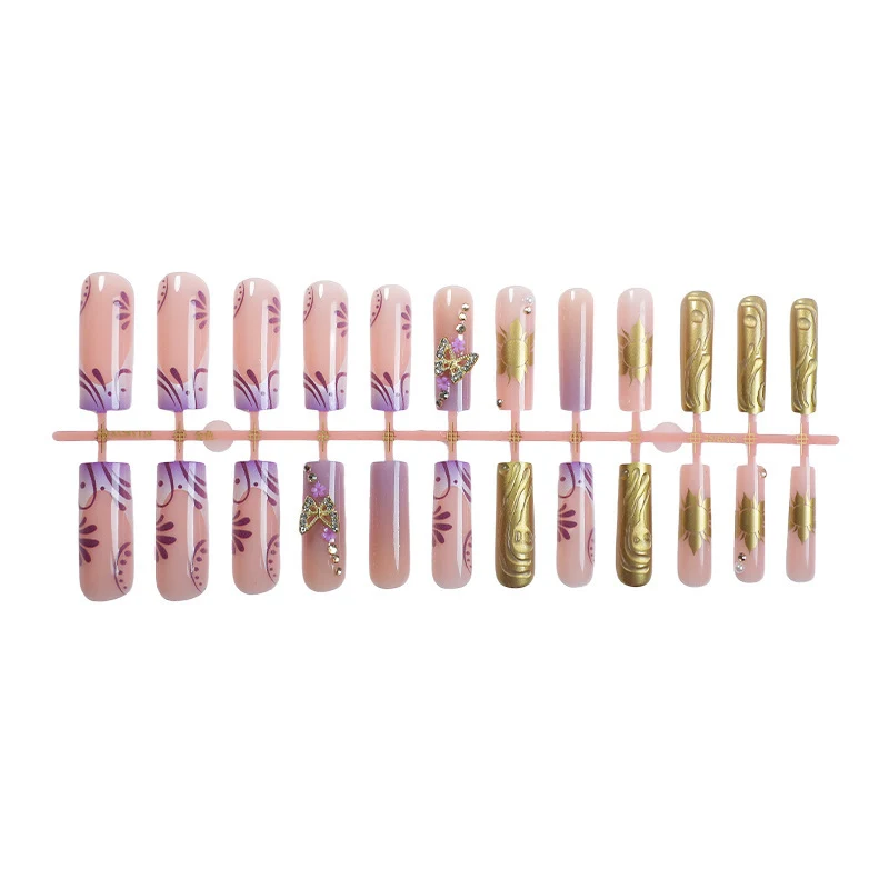 Kunstnagelset mit eleganten floralem Design und Glitzerakzenten Karnz