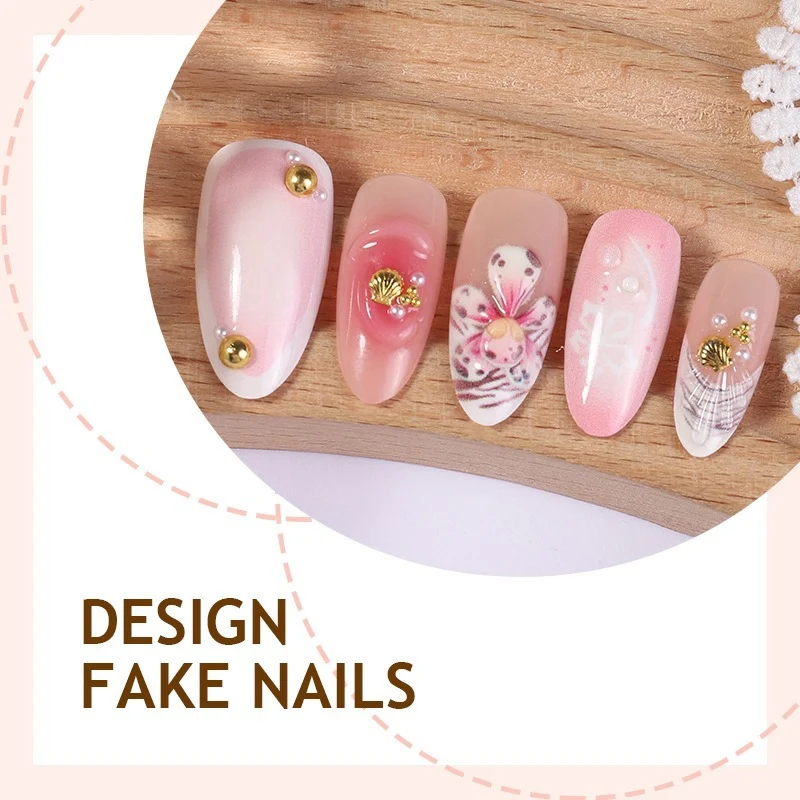 Kunstnagelset mit eleganten floralem Design und funkelnden Akzenten Karnz
