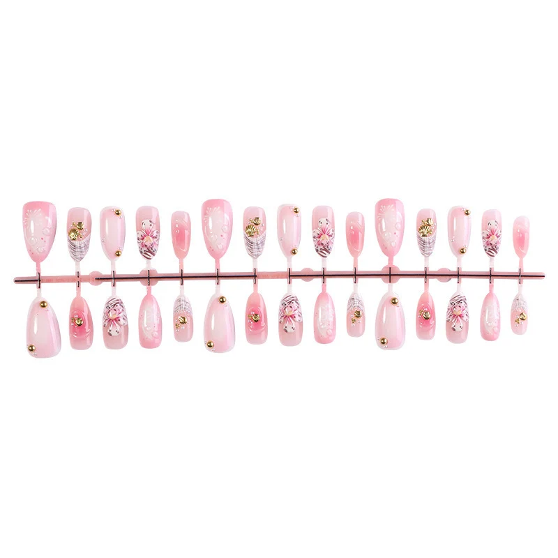 Kunstnagelset mit eleganten floralem Design und funkelnden Akzenten Karnz