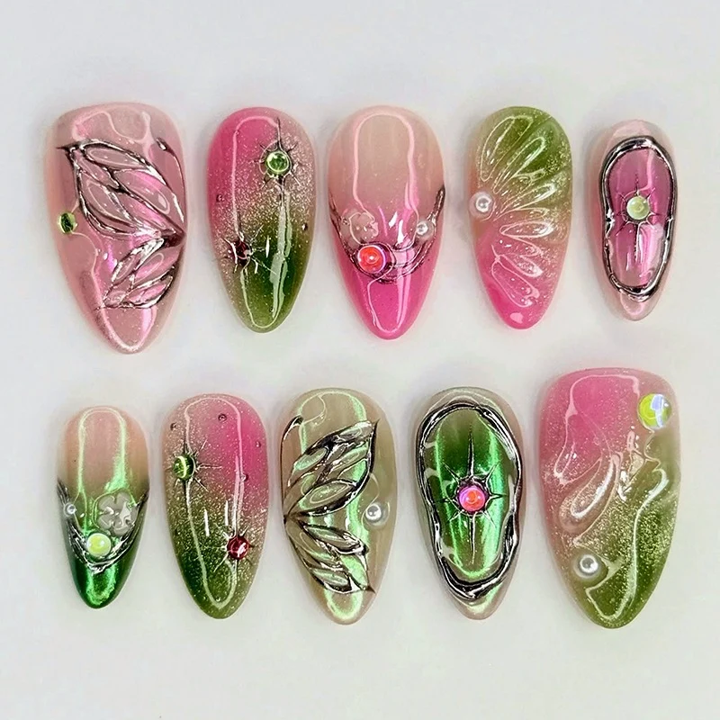 Kunstnagelset mit eleganten Farbverläufen und dekorativen 3D-Elementen Karnz
