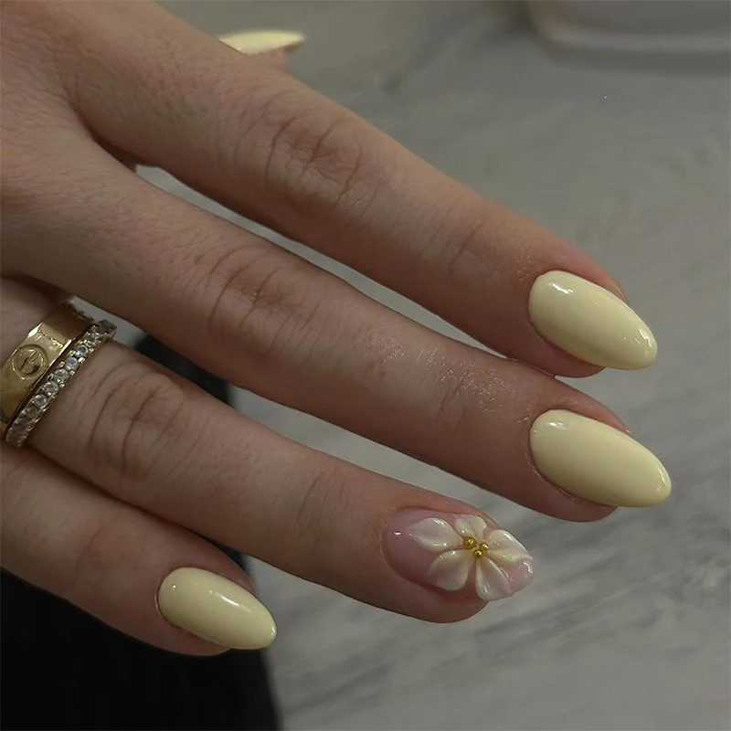 Kunstnagelset mit eleganten blütenverzierten Akzenten Karnz