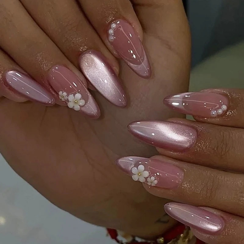Kunstnagelset mit eleganten Blütenmotiven Karnz