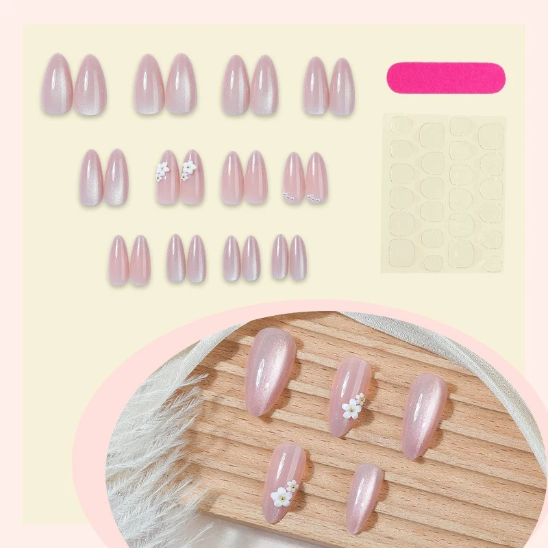 Kunstnagelset mit eleganten Blütenmotiven Karnz