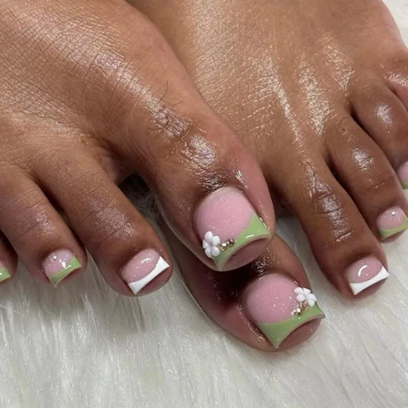 Kunstnagelset mit eleganten Blütenakzenten Karnz