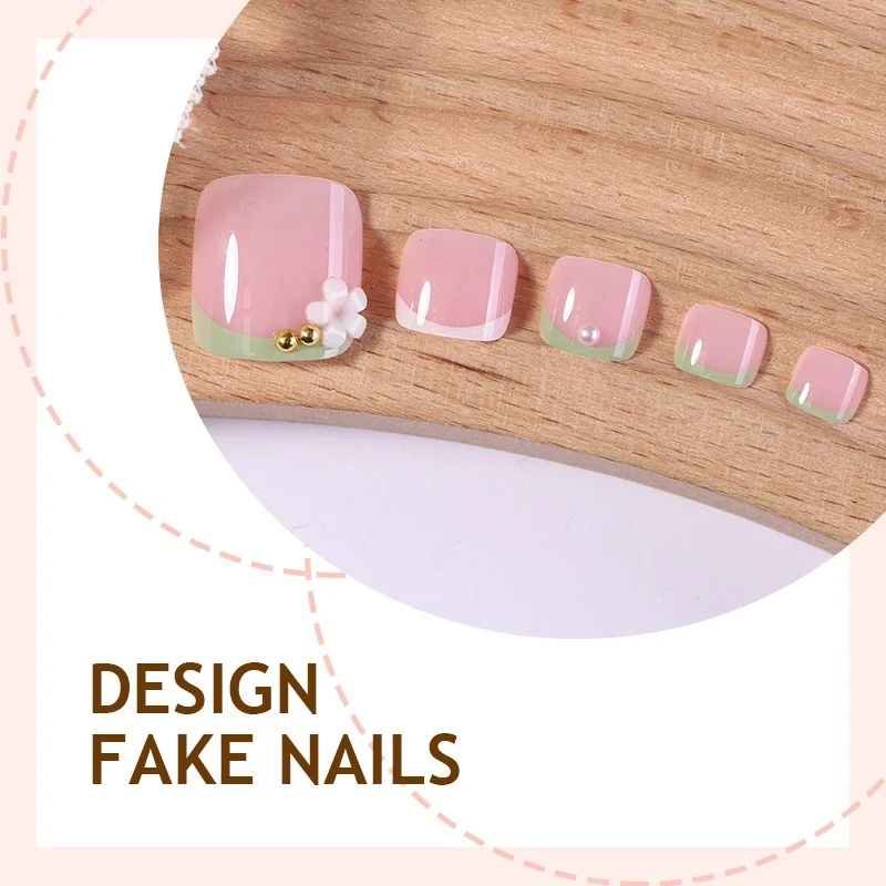 Kunstnagelset mit eleganten Blütenakzenten Karnz