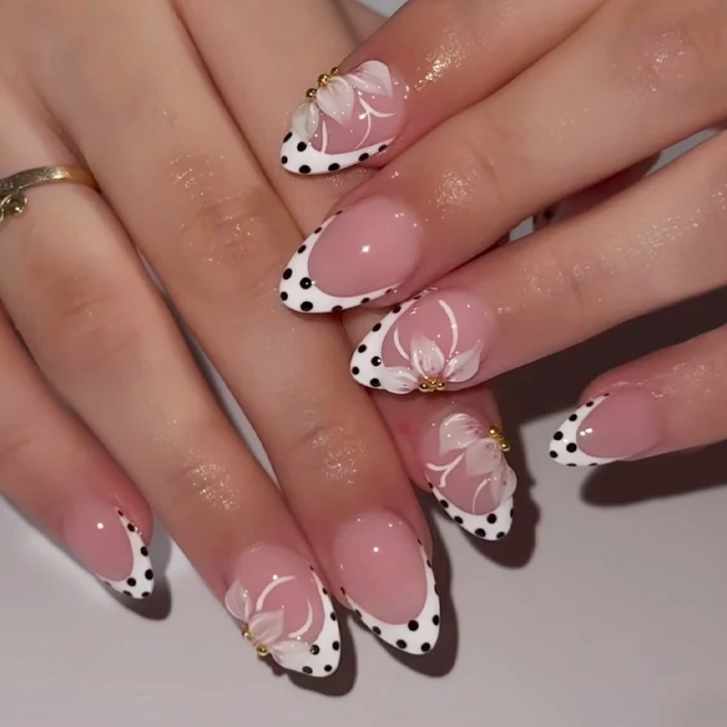 Kunstnagelset mit eleganten Blüten- und Punkte-Designs Karnz