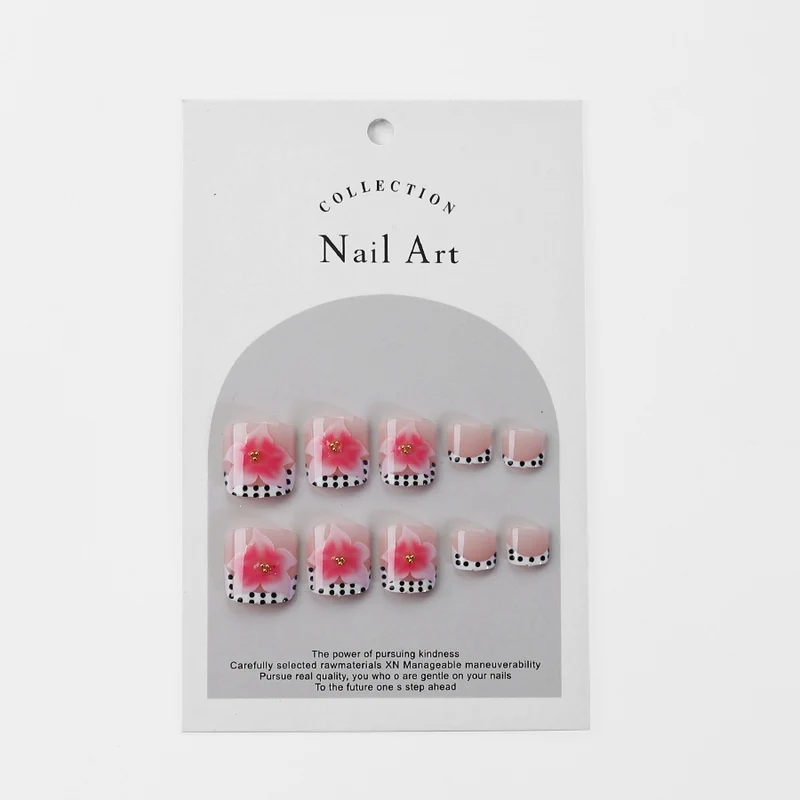 Kunstnagelset mit eleganten Blüten- und Punkte-Design Karnz