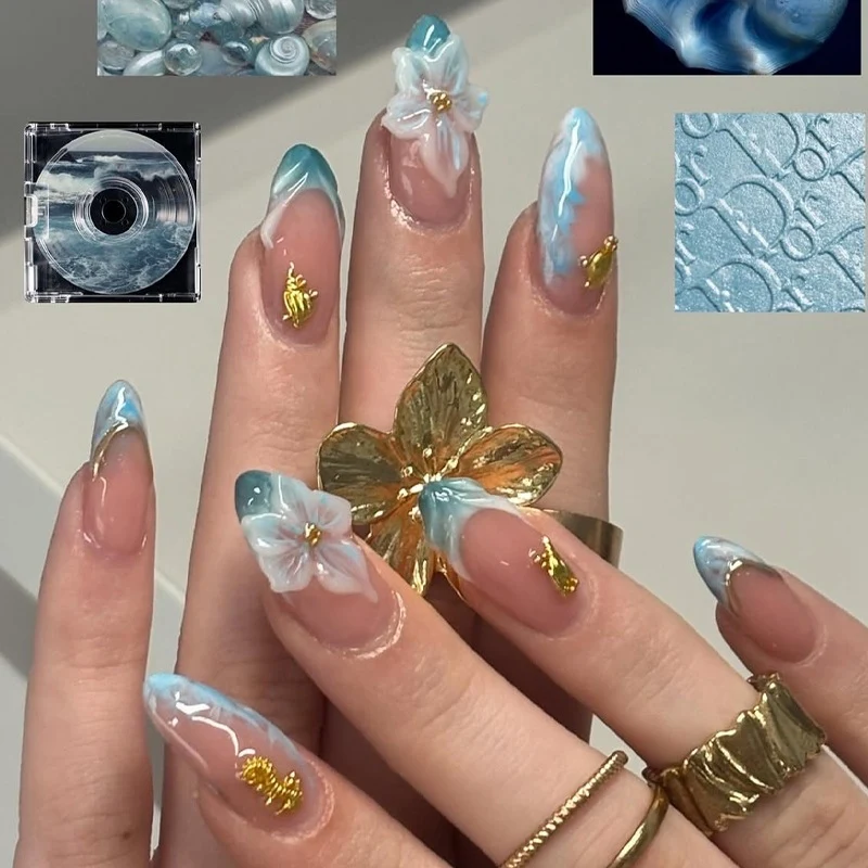 Kunstnagelset mit eleganten Blüten- und Goldakzenten Karnz
