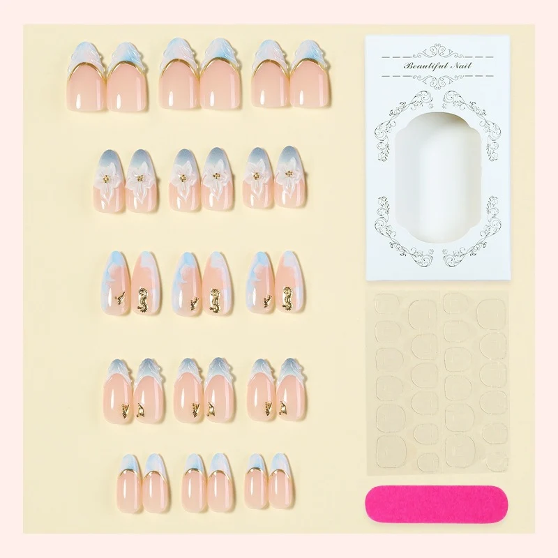 Kunstnagelset mit eleganten Blüten- und Goldakzenten Karnz