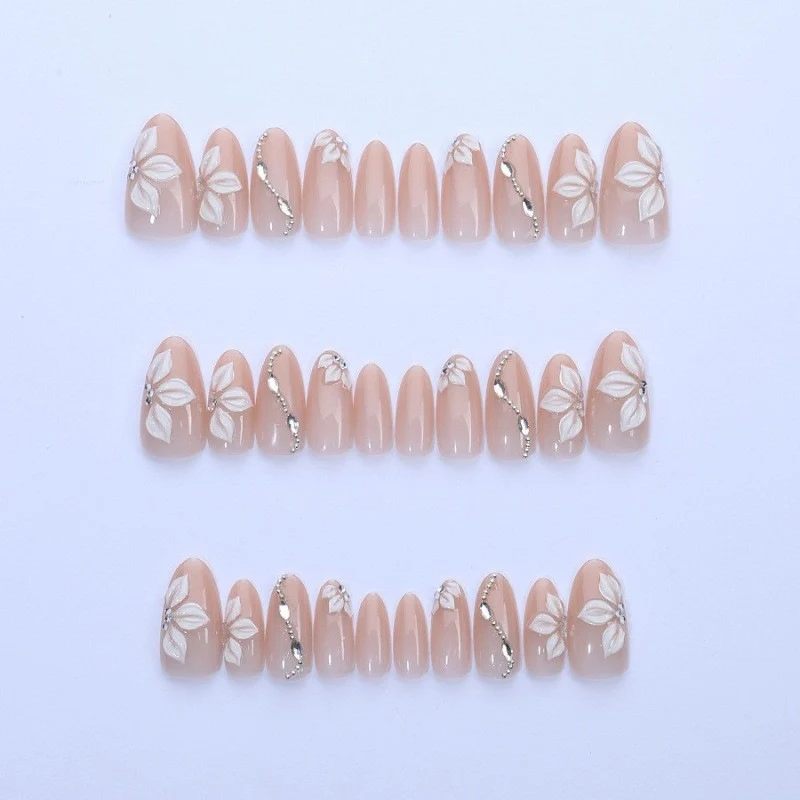 Kunstnagelset mit eleganten Blüten- und Glitzerelementen Karnz