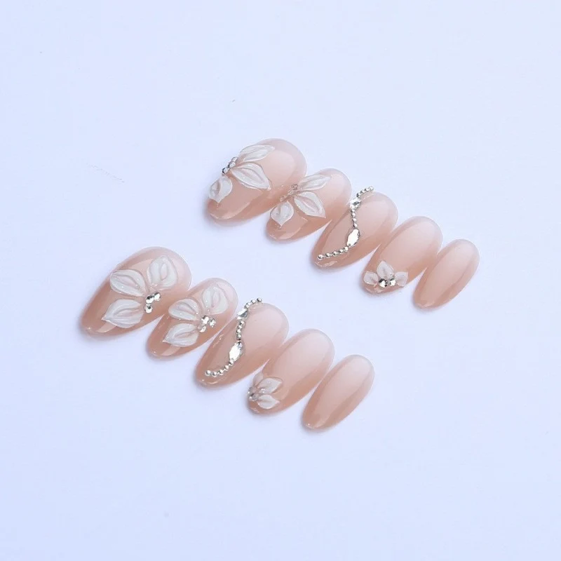 Kunstnagelset mit eleganten Blüten- und Glitzerelementen Karnz