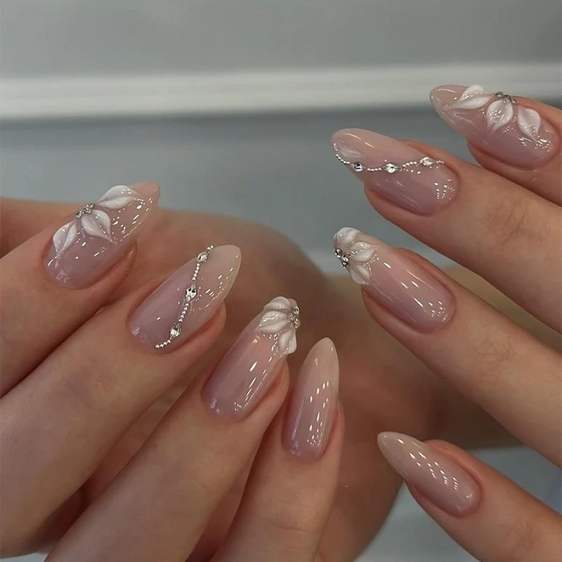 Kunstnagelset mit eleganten Blüten- und Glitzerelementen Karnz