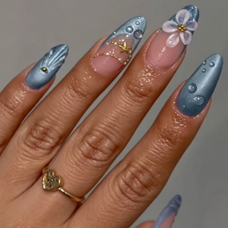 Kunstnagelset mit eleganten Blüten und Glitzerakzenten Karnz