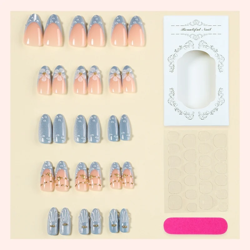 Kunstnagelset mit eleganten Blüten und Glitzerakzenten Karnz