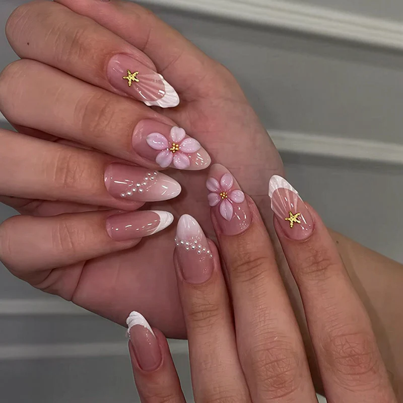 Kunstnagelset mit eleganten Blüten- und Glitzerakzenten Karnz