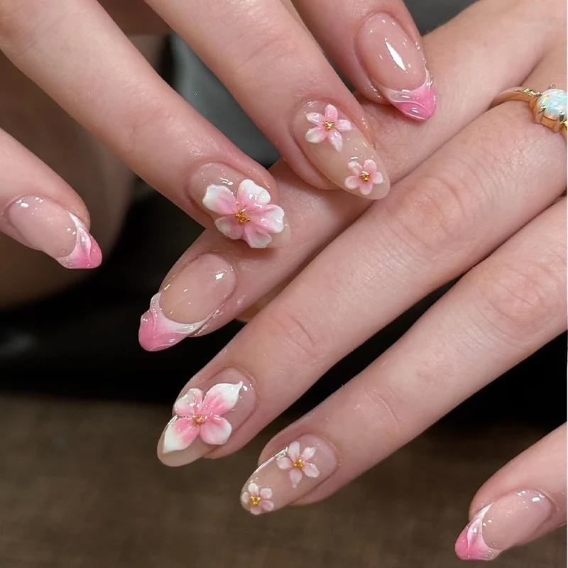 Kunstnagelset mit eleganten Blumendesigns und zarten Farbverläufen Karnz