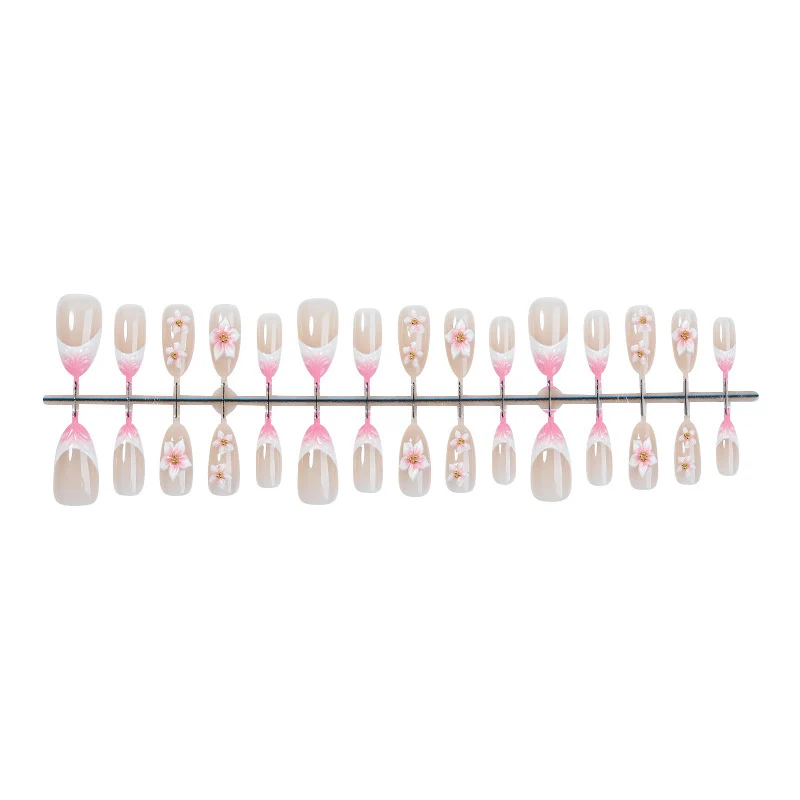 Kunstnagelset mit eleganten Blumendesigns und zarten Farbverläufen Karnz
