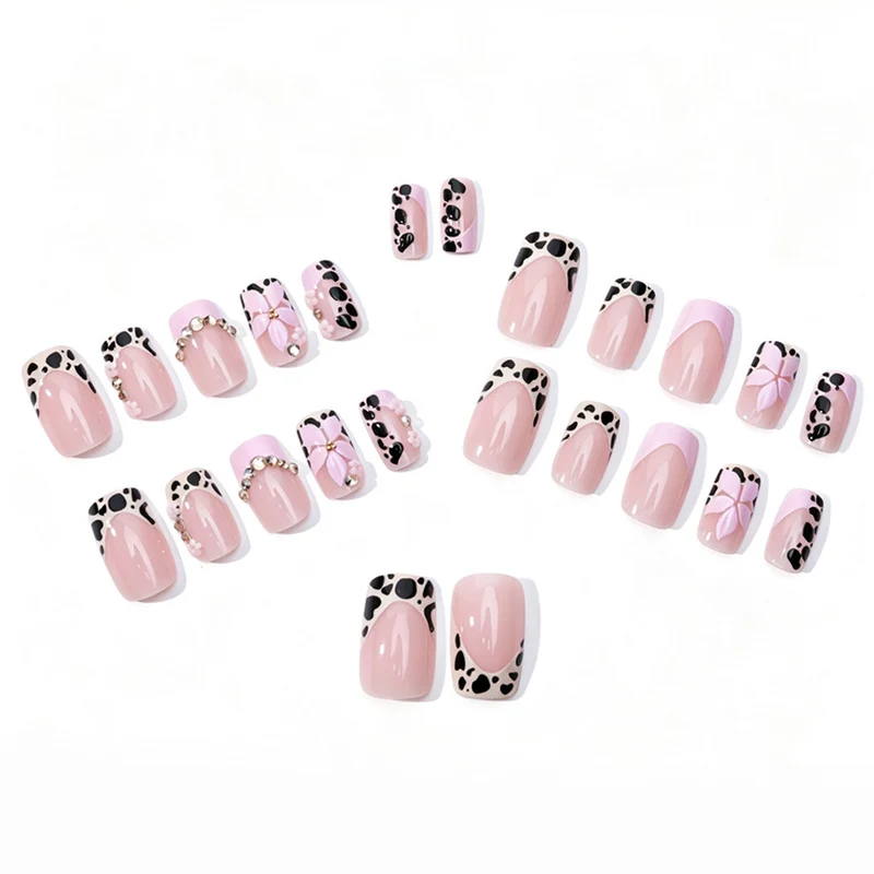 Kunstnagelset mit eleganten Blumen- und Spitzendesigns Karnz