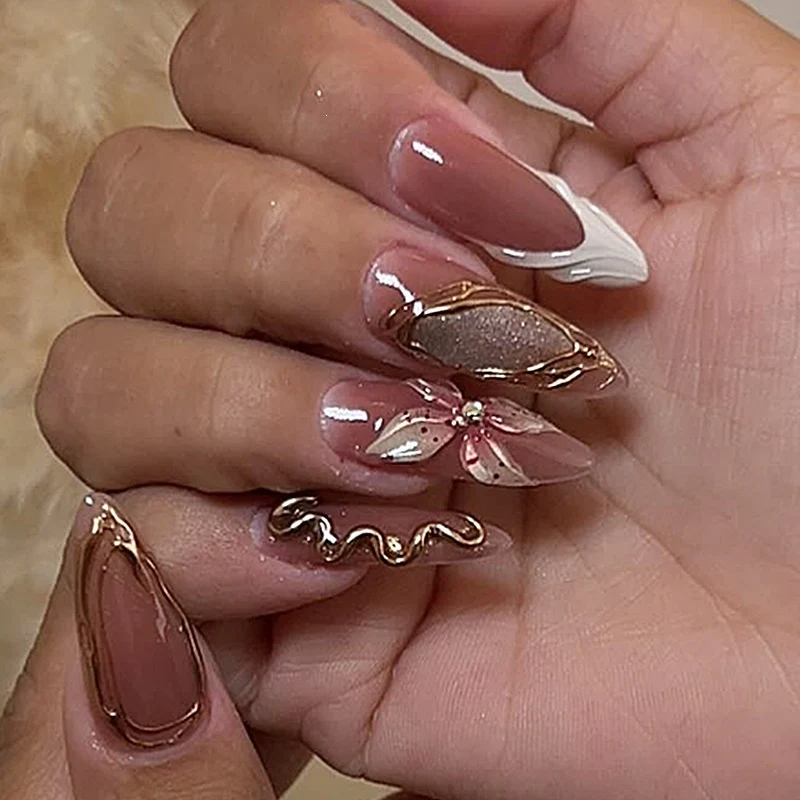 Kunstnagelset mit eleganten Blumen- und Glitzerelementen Karnz
