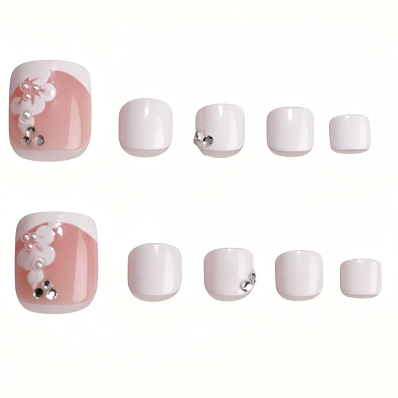 Kunstnagelset mit eleganten Blumen-Design und Glitzerakzenten Karnz