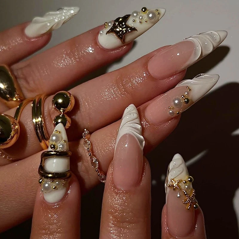 Kunstnagelset mit eleganten 3D-Verzierungen und glamourösen Akzenten Karnz