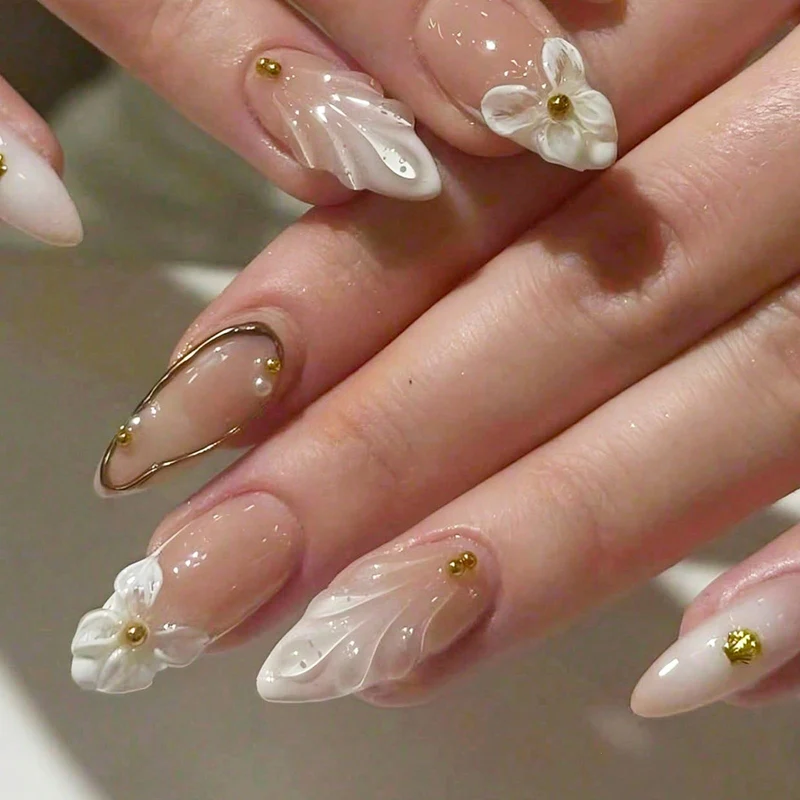 Kunstnagelset mit eleganten 3D-Motiven und goldenen Akzenten Karnz