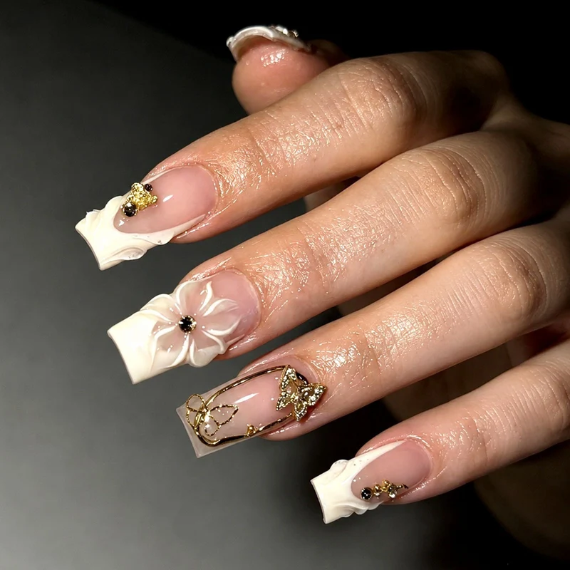 Kunstnagelset mit eleganten 3D-Floral-Designs und Glitzerakzenten Karnz