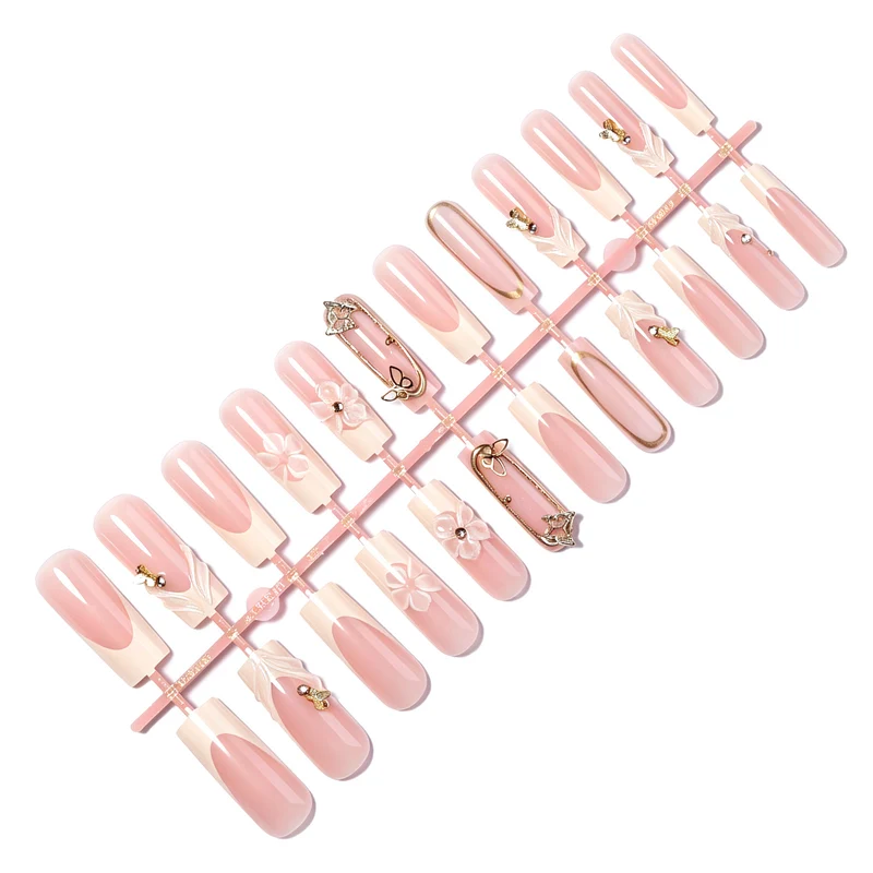Kunstnagelset mit eleganten 3D-Floral-Designs und Glitzerakzenten Karnz