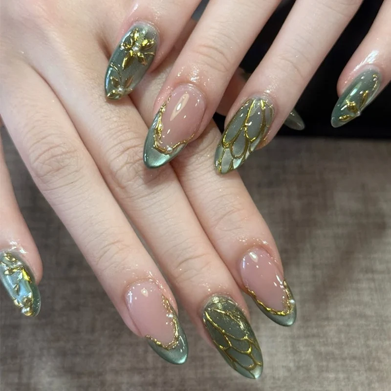 Kunstnagelset mit eleganten 3D-Elementen und luxuriösen Akzenten Karnz